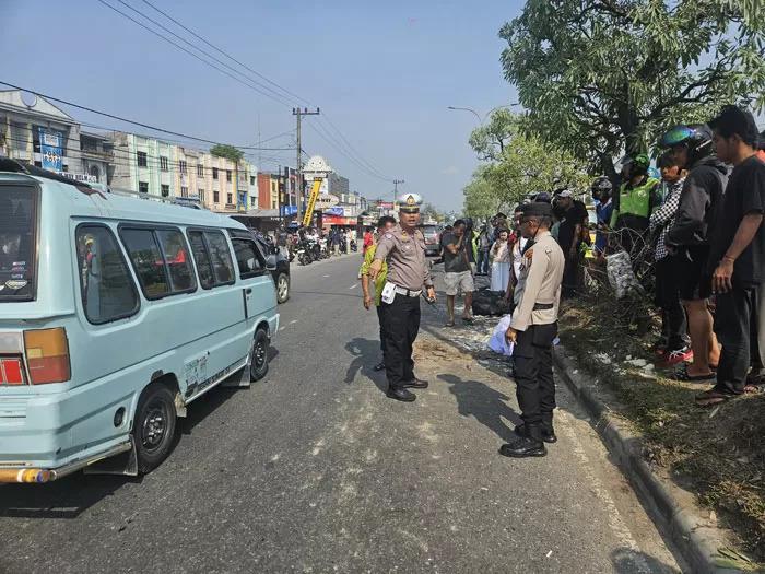 Diduga Rem Blong, Truk Alami Tabrakan Beruntun di JL HR Soebrantas, Satu Tewas
